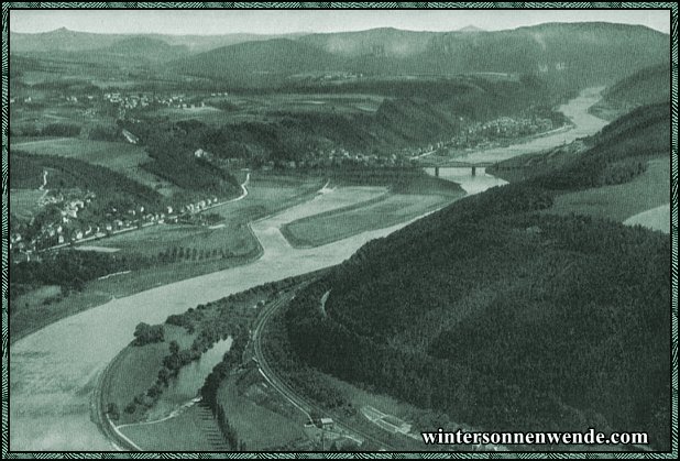 Sächsische Schweiz. Blick vom Lilienstein ins Elbtal und zum Winterberg.