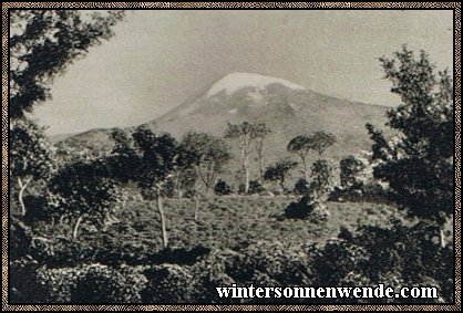 Die höchste Kuppe im Kilimandscharo-Massiv, der Kibo, 6010 m hoch. 
Deutsch-Ostafrika