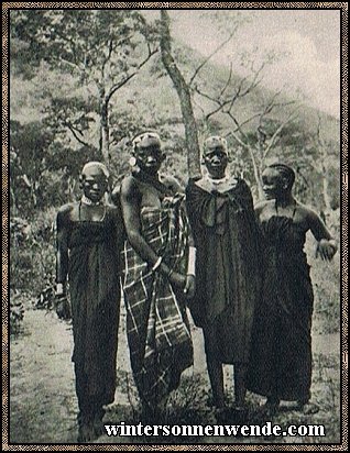 Schwarze Damen aus Deutsch-Ostafrika. Wanjamwanga-Gruppe.