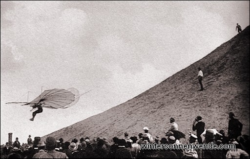 Gleitflug Otto Lilienthals mit seinem Eindecker, 1895.