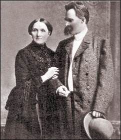 Friedrich Nietzsche mit seiner Mutter.