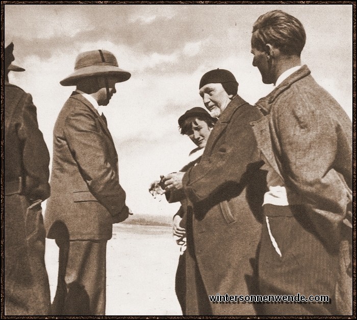 Der greise deutsche Gelehrte Leo Frobenius, zweiter von rechts, mit seinen Mitarbeitern
auf einer Expedition durch die Oasen der Sahara.