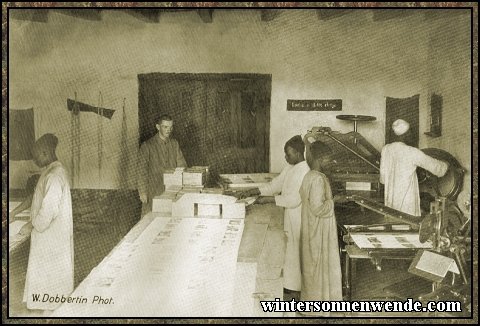 Der Schwarze als Gehilfe in einer Buchdruckerei, 
Deutsch-Ostafrika.