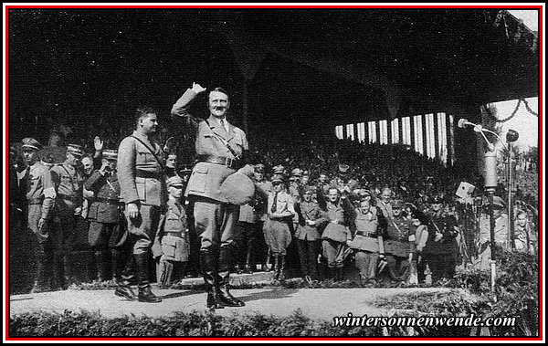 Der Führer vor der HJ. auf dem Reichsparteitag 1934.