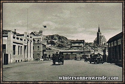 Lüderitzbucht, die deutsche Stadt im Schwarzen Erdteil. 
1883 kaufte der Bremer Großkaufmann Adolf Lüderitz den Hafen 
Angra-Pequena, der drei Jahre später Lüderitzbucht genannt wurde.