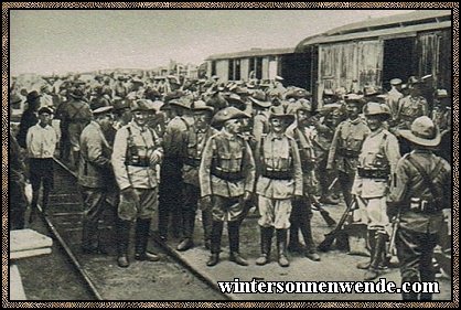 Truppenverladung in Deutsch-Südwestafrika auf dem Bahnhof in
Windhuk.
