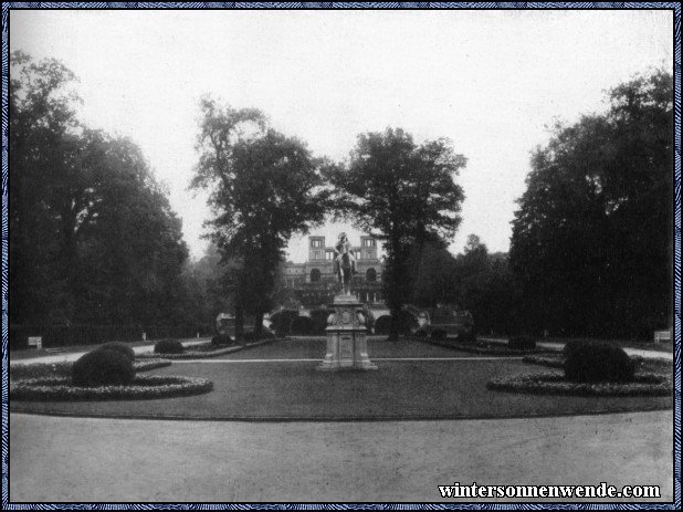 Blick auf die Orangerie im Park von Sanssouci.
