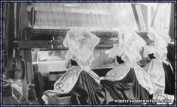 Spreewälderinnen in einer Kottbuser Knüpfteppichfabrik.