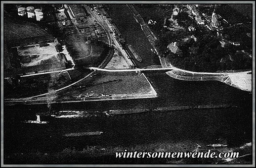 Luftaufnahme, Hafenanlage an der Elbe.