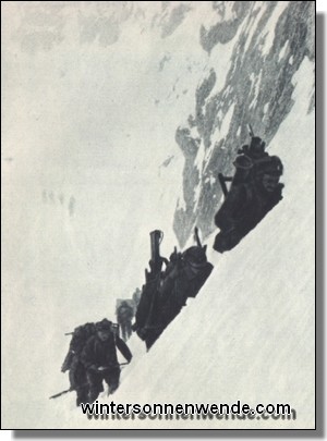 Schwieriger Aufstieg einer Maschinengewehrabteilung des Deutschen Alpenkorps in den Dolomiten.