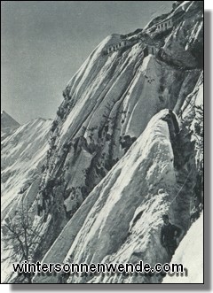 Winterliche 'Schwalbennester' in den Dolomiten.