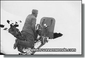 Maschinengewehrschütze in Winterstellung.