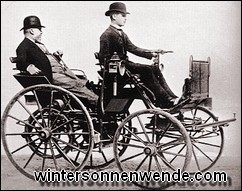 Gottlieb Daimler in seinem ersten Kraftwagen aus dem Jahre 1886.