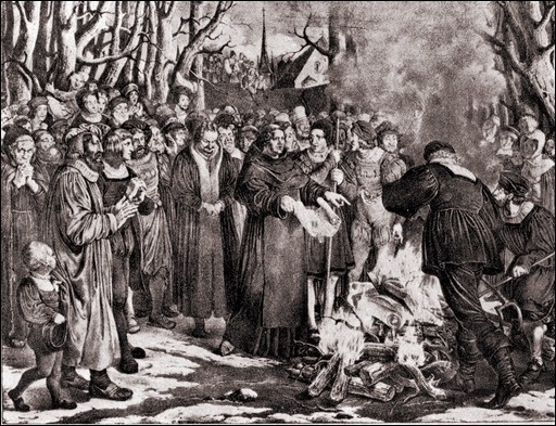 Luther verbrennt die päpstliche Bulle.