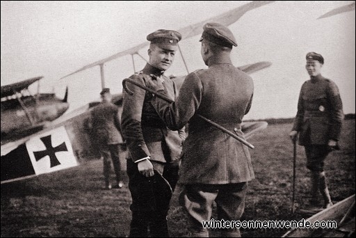 Manfred von Richthofen vor seinem Fokker-Dreidecker.