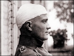 Manfred von Richthofen auf Genesungsurlaub nach seiner Verwundung.