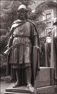 Standbild des Großmeisters des Deutschen Ordens Hermann von Salza.