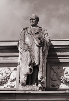 Statue von Leopold von Buch an der Universität Straßburg.