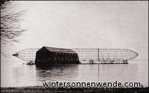Das Gerippe des Luftschiffes LZ5 vor der schwimmenden Ballonhalle auf dem Bodensee bei Friedrichshafen, 1908.