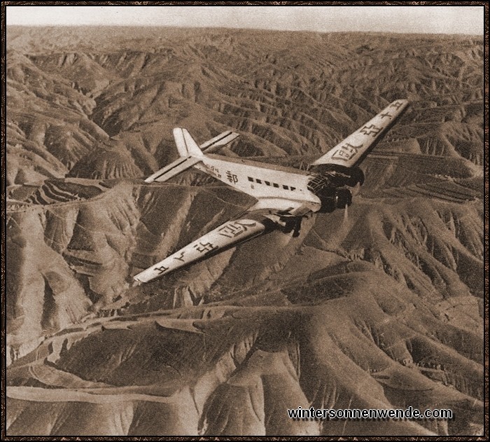 Eine deutsche Junkers-Maschine fliegt im chinesischen Flugdienst über eine
typisch chinesische 
Löß-Gebirgslandschaft.