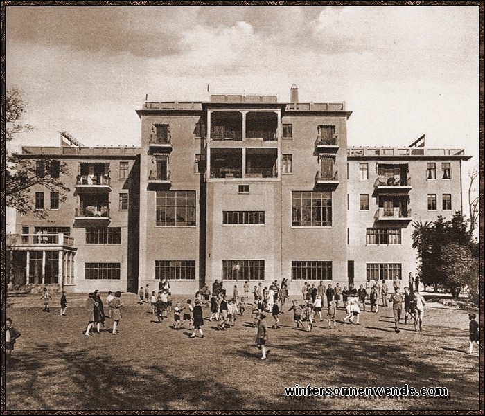 Auf dem Hof der Deutschen Schule in Schanghai herrscht frohes Leben. Nur die
eigentümliche dem klimatischen Verhältnis angepaßte Bauart
läßt darauf schließen, daß dieses prächtige, große
Gebäude nicht in Deutschland steht.