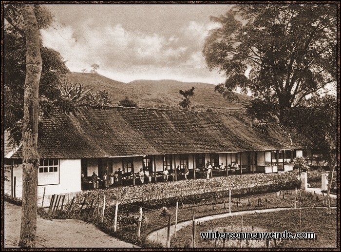 Deutsche Ärzte haben sich in Pearadja Sumatra, 
Niederländisch-Indien, eine Wirkungsstätte geschaffen. Unser Bild zeigt das
Männerkrankenhaus der ärztlichen Niederlassung.