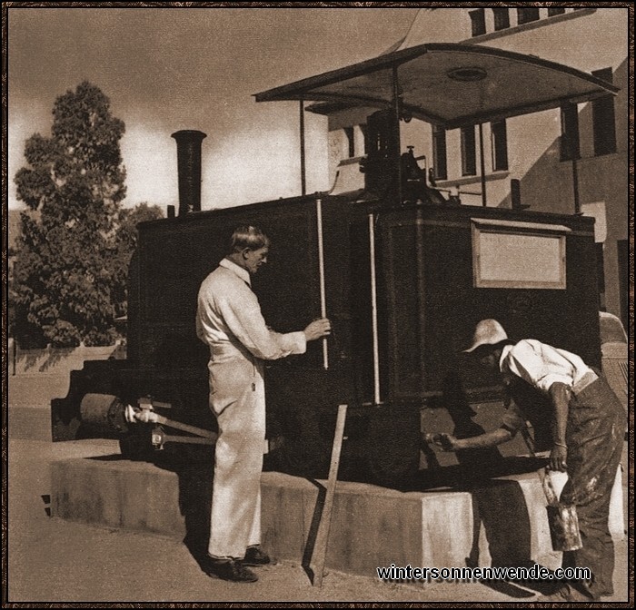 Vor dem Bahnhof von Windhuk steht die erste von Deutschland für
Südwestafrika im Jahre 1899 gelieferte Lokomotive als
Museumsstück.
