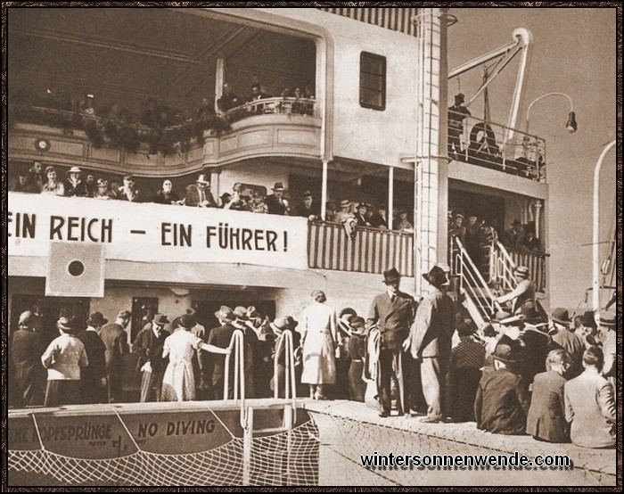 An den großen staatspolitischen Ereignissen des Großdeutschen Reiches sind
auch die Auslandsdeutschen beteiligt. Hier geben die 
Palästina-Deutschen an Bord der  'Milwaukee'  auf hoher See ihre Stimme für
Adolf Hitler ab.