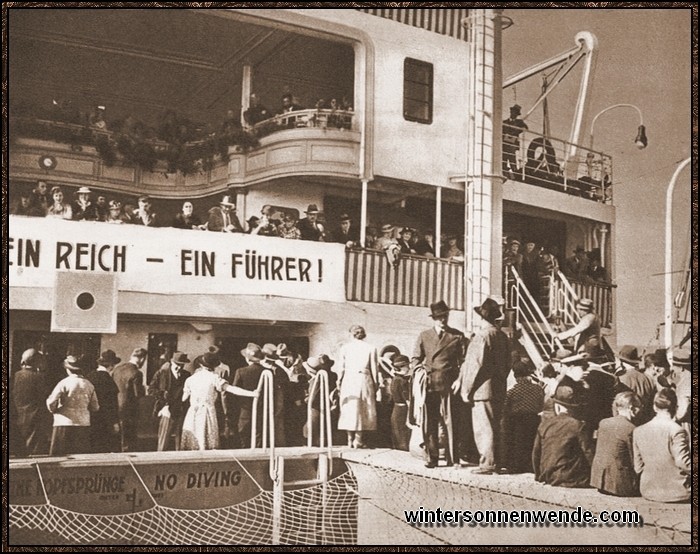An den großen staatspolitischen Ereignissen des Großdeutschen Reiches sind
auch die Auslandsdeutschen beteiligt. Hier geben die 
Palästina-Deutschen an Bord der  'Milwaukee'  auf hoher See ihre Stimme für
Adolf Hitler ab.