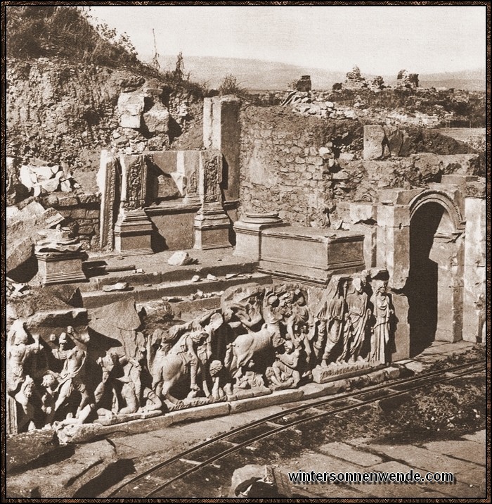 Die Bibliothek mit dem Pantherrelief in Ephesos wurde von deutschen
Archäologen in mühsamer Arbeit freigelegt.
