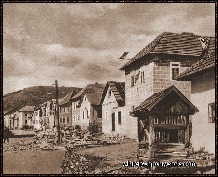 Straße in einem deutschen Dorf in der Slowakei. Die 
Häuser - rechts im Vordergrund ein gerade fertig 
gebautes – tragen denselben Charakter wie mitteldeutsche
Dorfhäuser.