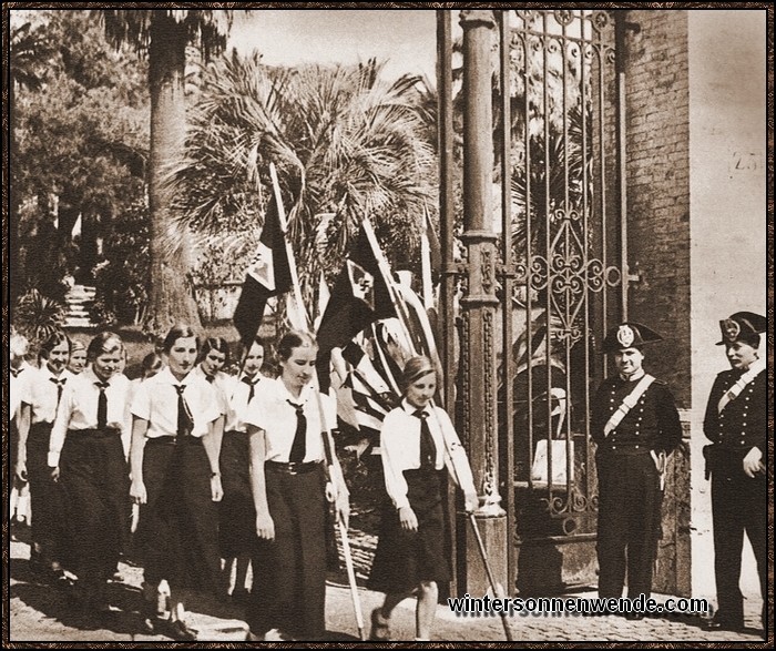 Eine BDM.-Gruppe von der deutschen Kolonie in Rom verläßt den Garten
der Botschaft.