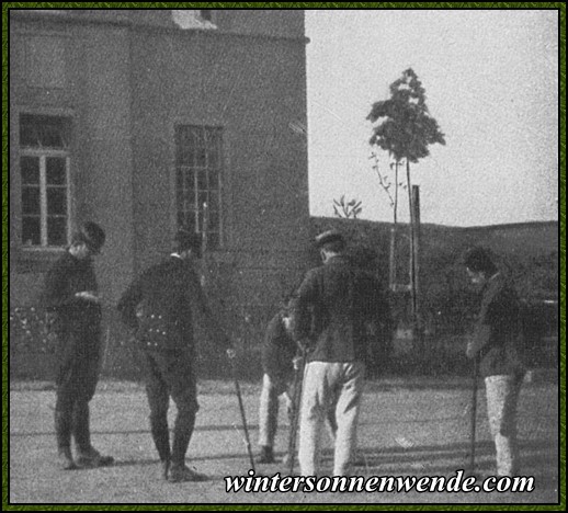 Kriegsgefangene Offiziere beim Croquetspiel.