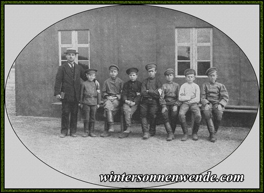7 Kinder als russische Kriegsgefangene mit ihrem deutschen Lehrer.