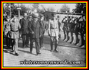 1919: Reichspräsident Ebert bei den heimgekehrten Truppen.