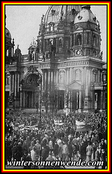 Berlin 1922: Kommunistische Massenkundgebung im Lustgarten.