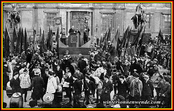 S.P.D.-Führer Vogel vor der 'Eisernen Front' im Lustgarten zu Berlin.