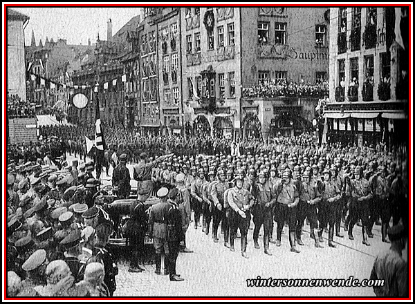 Adolf Hitler bei der SA. in Nürnberg, September 1933.