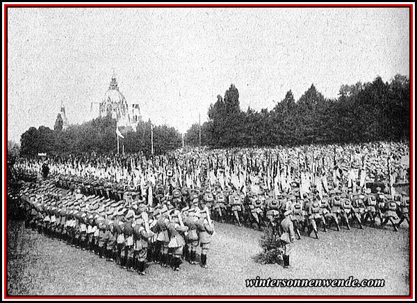 Stahlhelmtag in Hannover, Vorbeimarsch vor Stabschef Röhm.