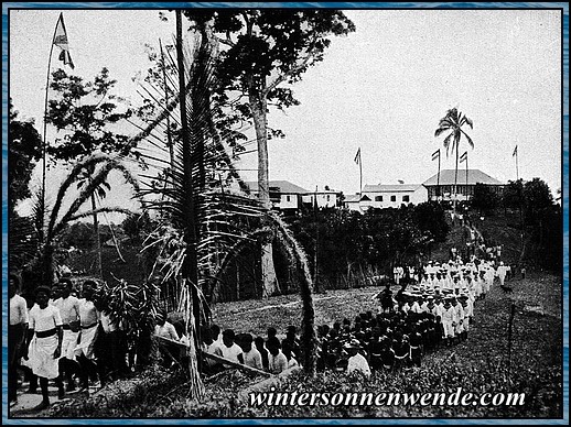 Flaggenhissung in Neu-Guinea.