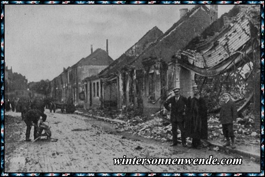 Zerstörte Straße in Hohenstein-Tannenberg.