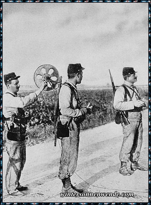 Französische Soldaten legen Telegraphenleitungen.