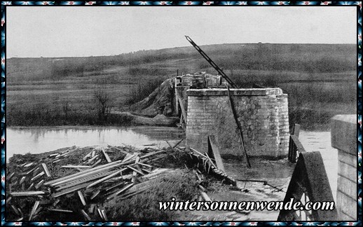 Von den Franzosen gesprengte Brücke über die Aisne.