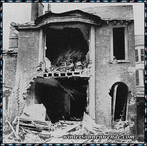 Von Bomben der Zeppelinluftschiffe zerstörte Häuser.