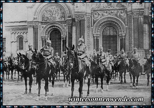 Prinz Leopold von Bayern vor der russischen Kirche in Warschau.