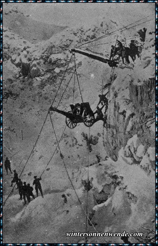 Italienische Alpini bringen ein Geschütz über eine steile
Felswand.