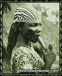 Negerschöne im europäischen Kleid - aber mit der
stammesüblichen Tabakpfeife.