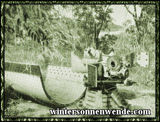 Ein verlassenes, zerstörtes deutsches Geschütz im
afrikanischen Urwald, als letzter Zeuge deutschen Heldenkampfes in
Ostafrika.