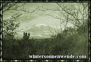 Der Kilimandscharo, der höchste Berg Afrikas, leuchtet mit seiner
schneebedeckten Kuppe weit hinein in das Tropenland als Wahrzeichen 
Deutsch-Ostafrikas