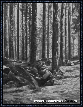 Französische Infanterie schußbereit in Deckung im Argonnenwald.